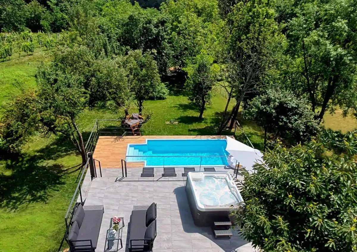 Bazen s pogledom na šumu — Kuća Santo